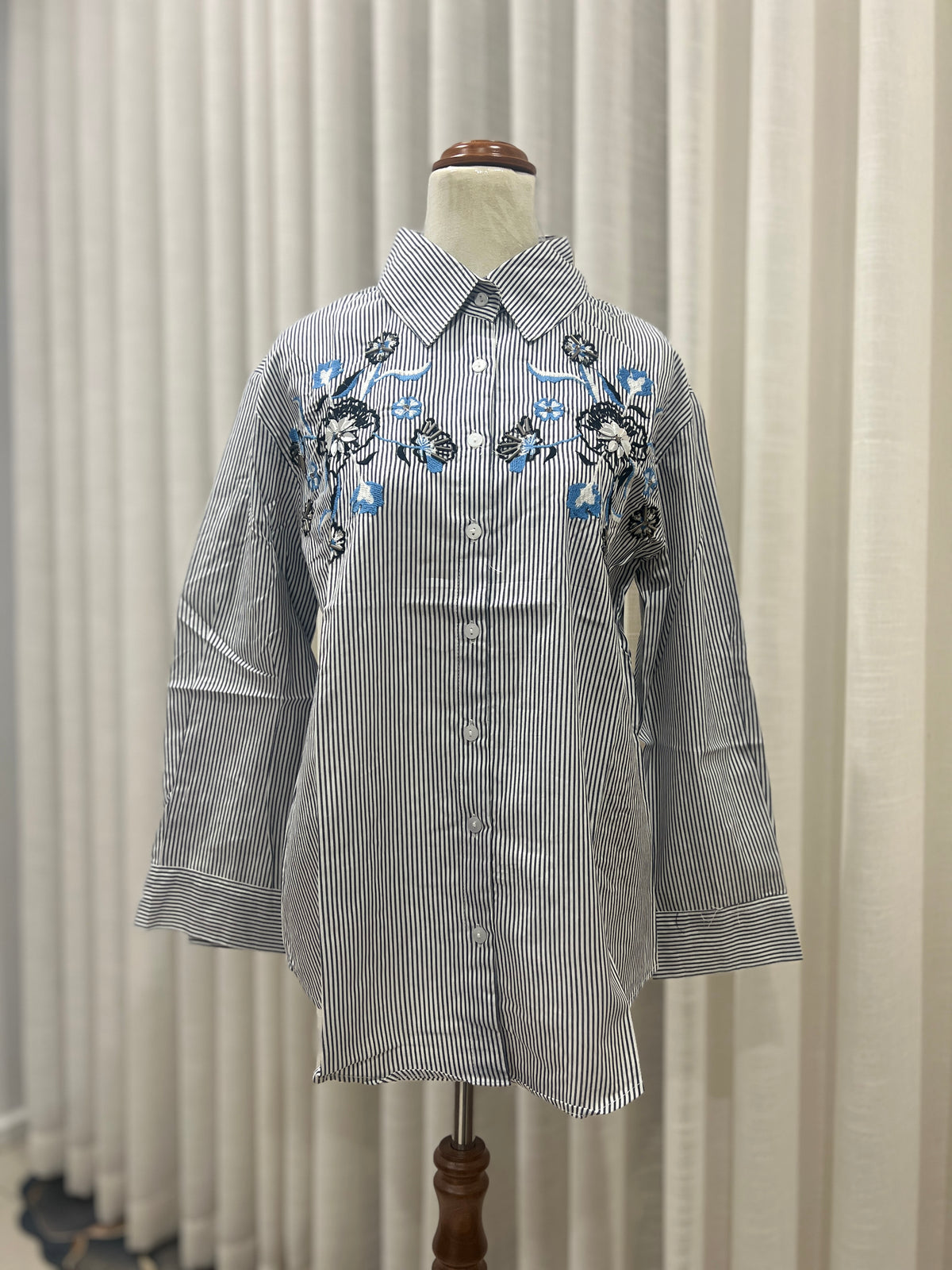 Lond sleeve grey buttoned top