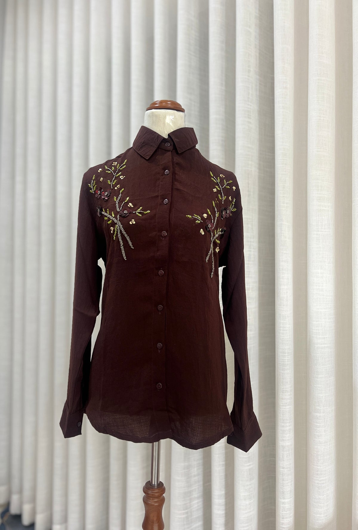 Long sleeve dark brown buttoned shirt