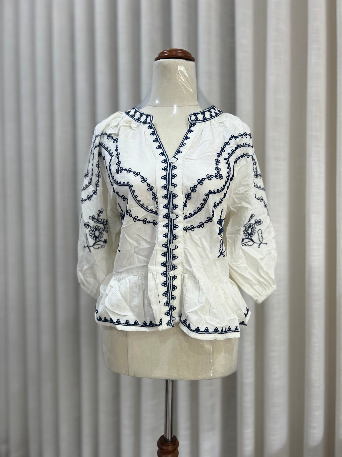 Long sleeve white and blue top